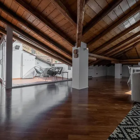 Realkasa Attico Indipendenza Lägenhet