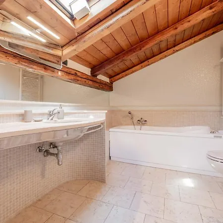 Realkasa Attico Indipendenza ボローニャ