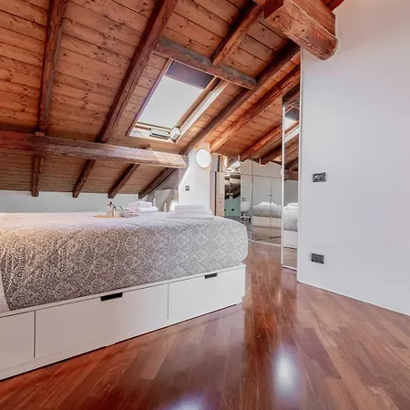 Realkasa Attico Indipendenza Lejlighed