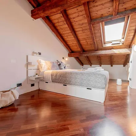 Realkasa Attico Indipendenza Lejlighed