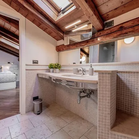 Realkasa Attico Indipendenza דירה *